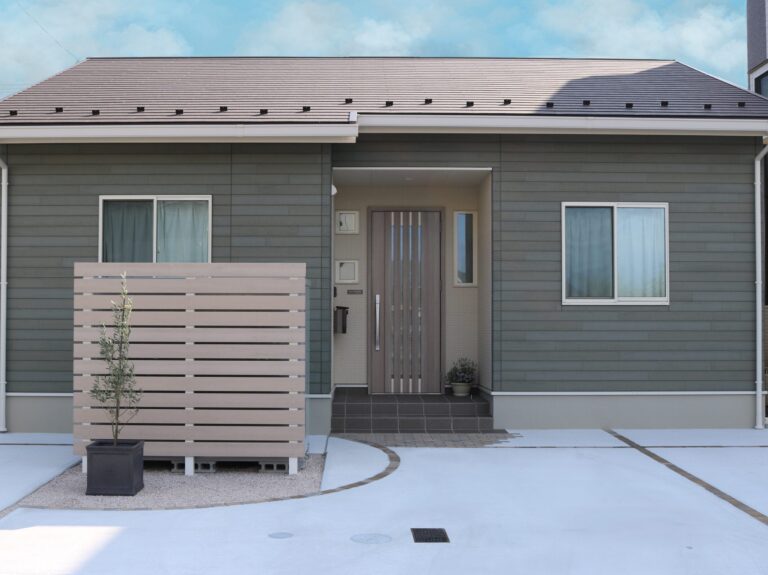 米子市 木目調フェンス付き駐輪場 外構施工事例