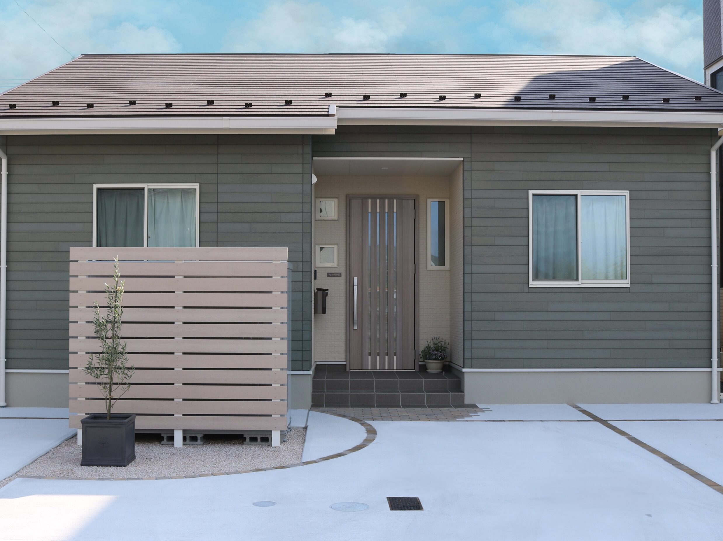 米子市 木目調フェンス付き駐輪場 外構施工事例