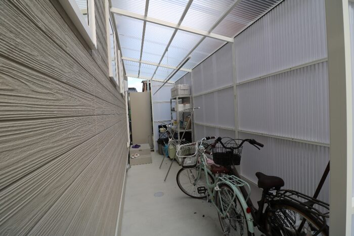 米子市 外構工事 自転車置き場と屋根設置によるエクステリア施工事例