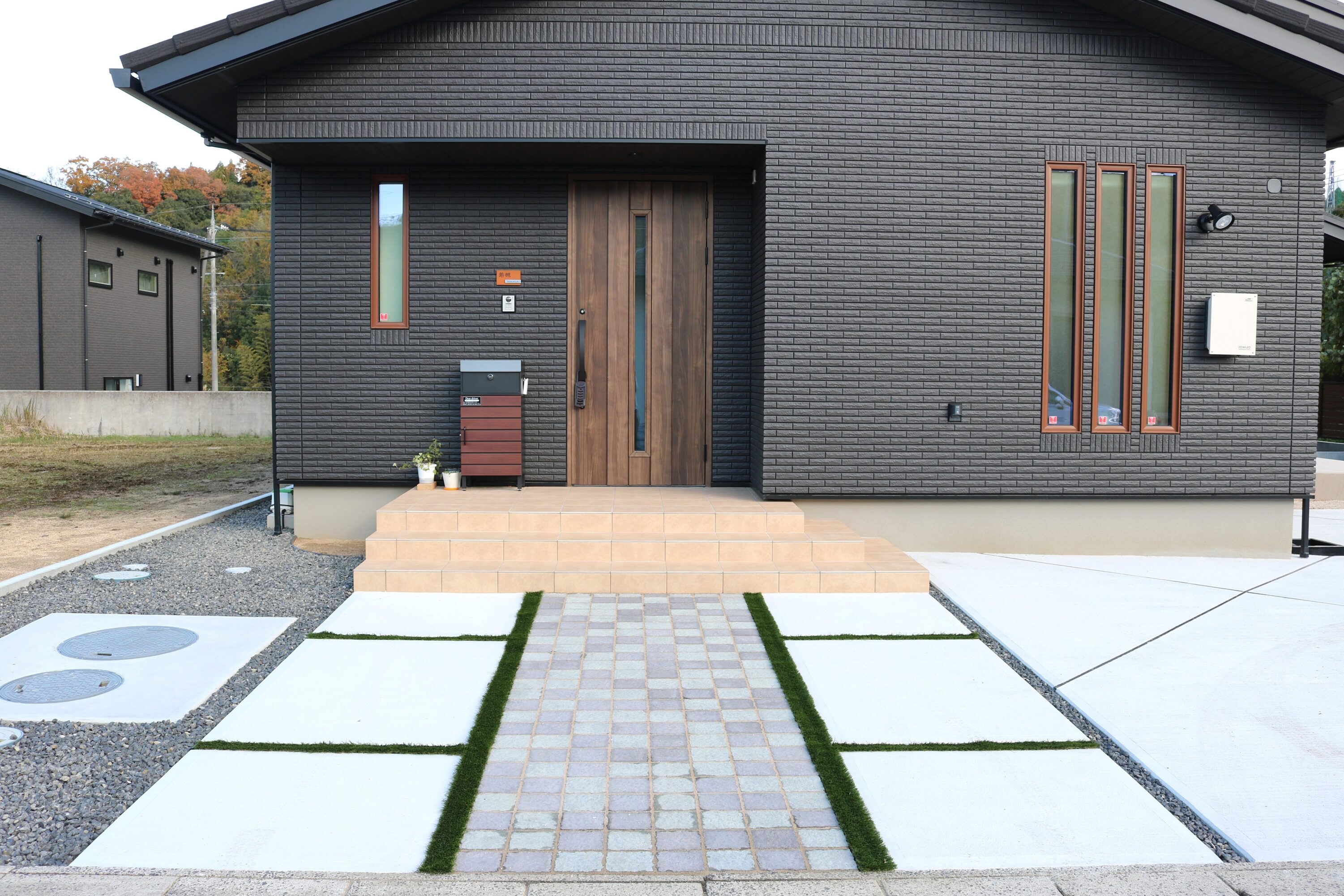 米子市 エクステリア施工 デザイン性の高い玄関前アプローチ」