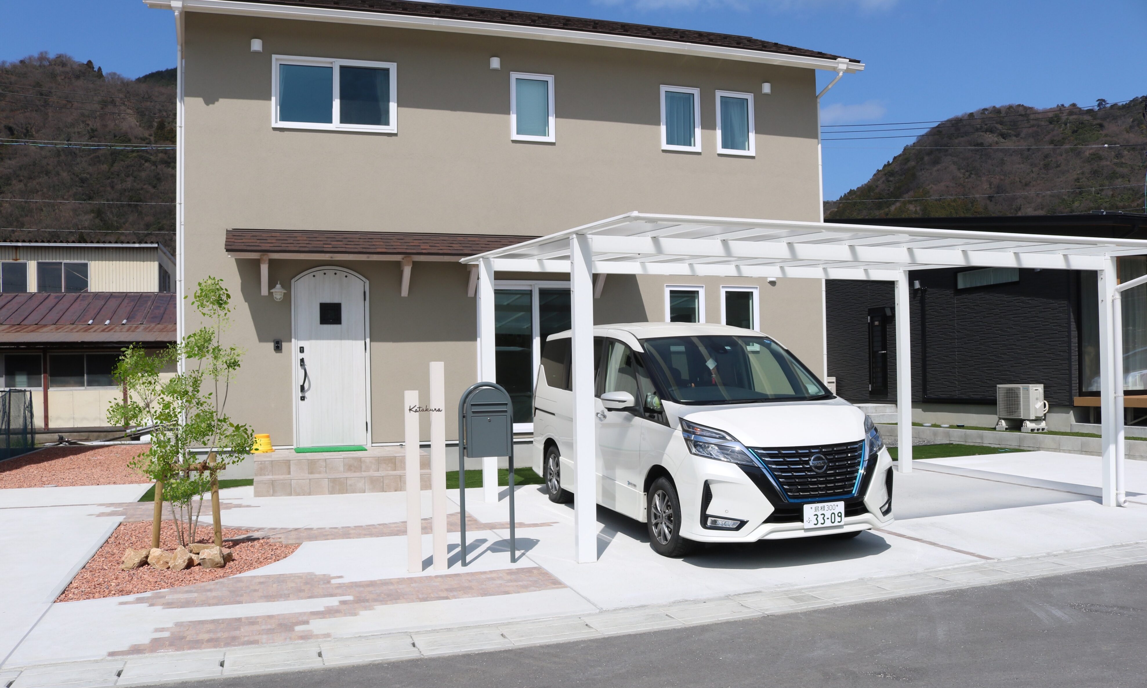 米子市 カーポート設置後の駐車場と外構施工事例