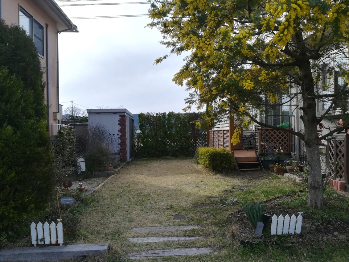 米子市の住宅で子どもが安心して遊べる人工芝の庭施工例