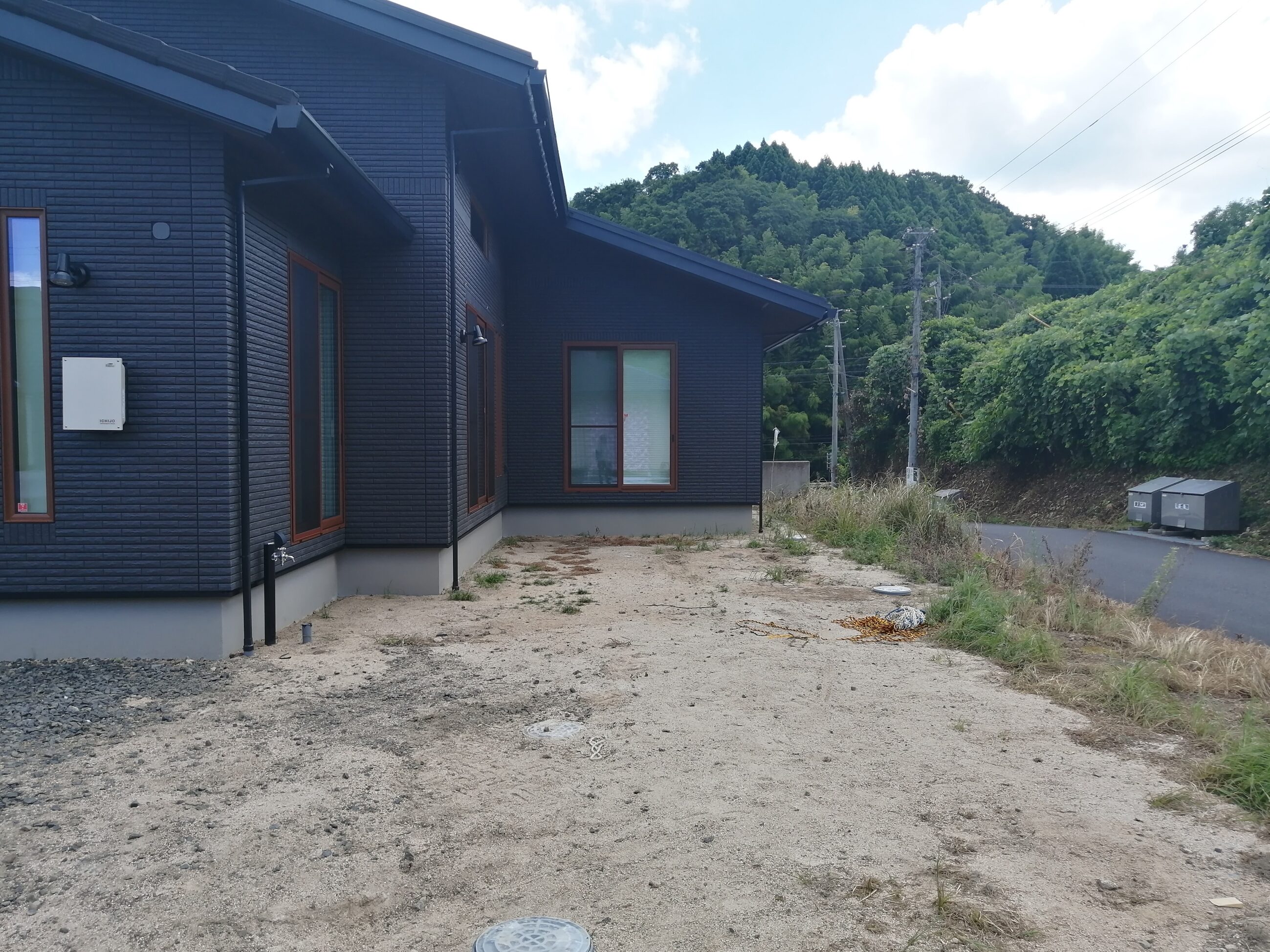 米子市 外構リフォーム 施工前の駐車場と玄関周りの様子