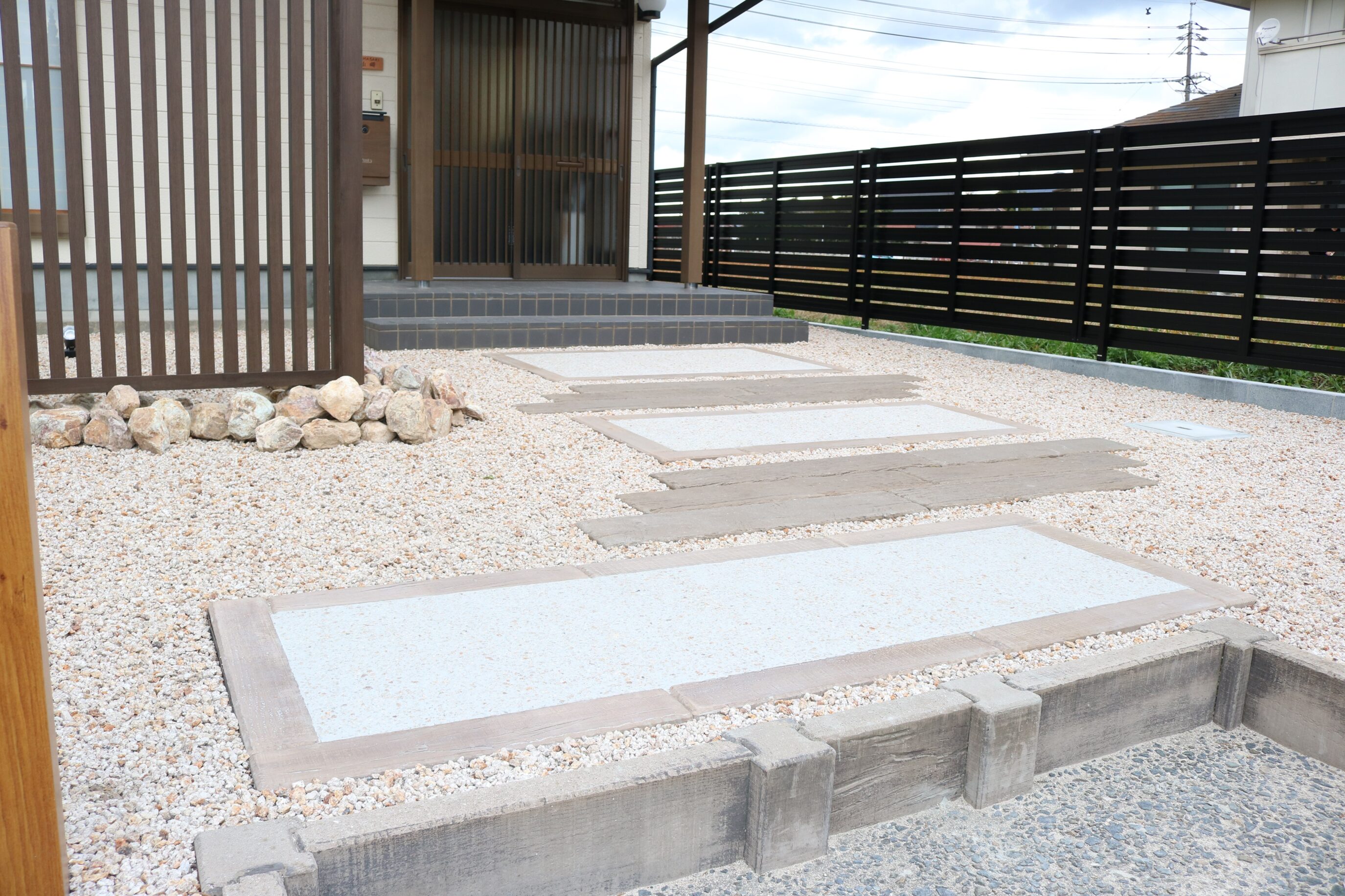 米子市 外構工事 デザイン性のある門柱とアプローチの仕上がり