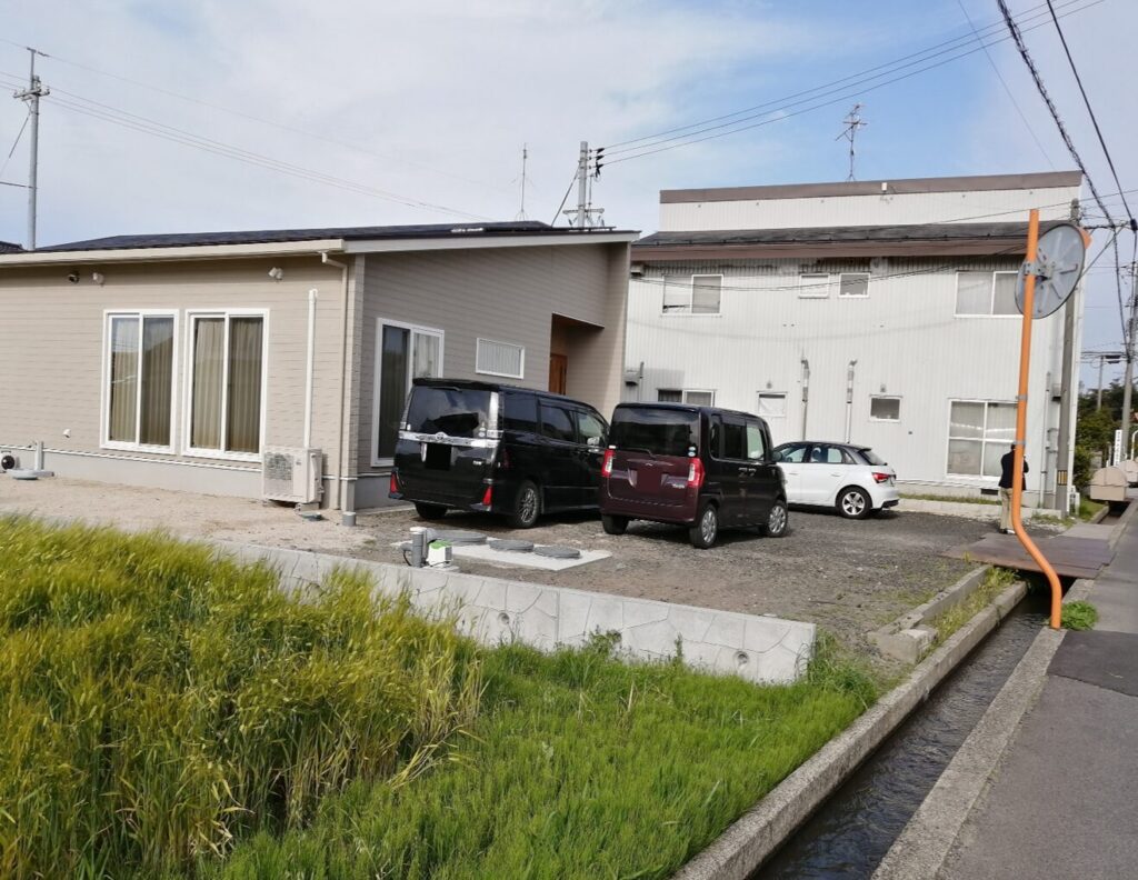 米子市 外構リフォーム 施工前の駐車場と庭の写真