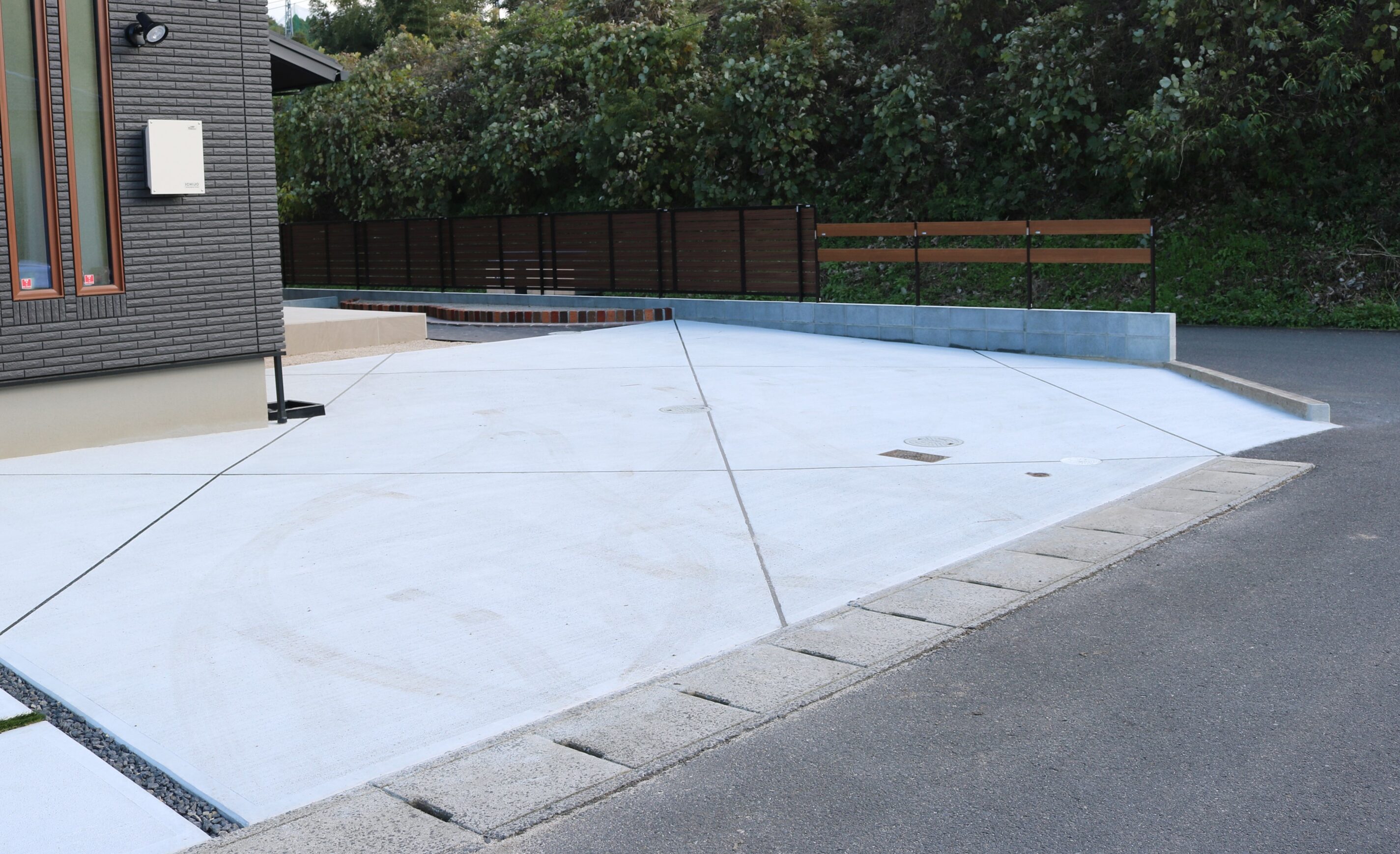 米子市 外構リフォーム 完成後の駐車場と外構全体の写真