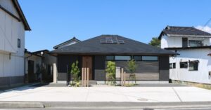 米子市 外構工事 庭に設置されたフェンスと門柱