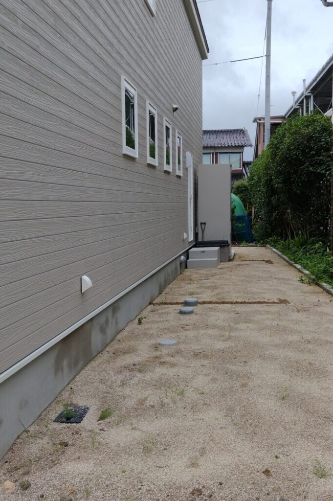 米子市 外構リフォーム 施工前の駐車場と庭の写真