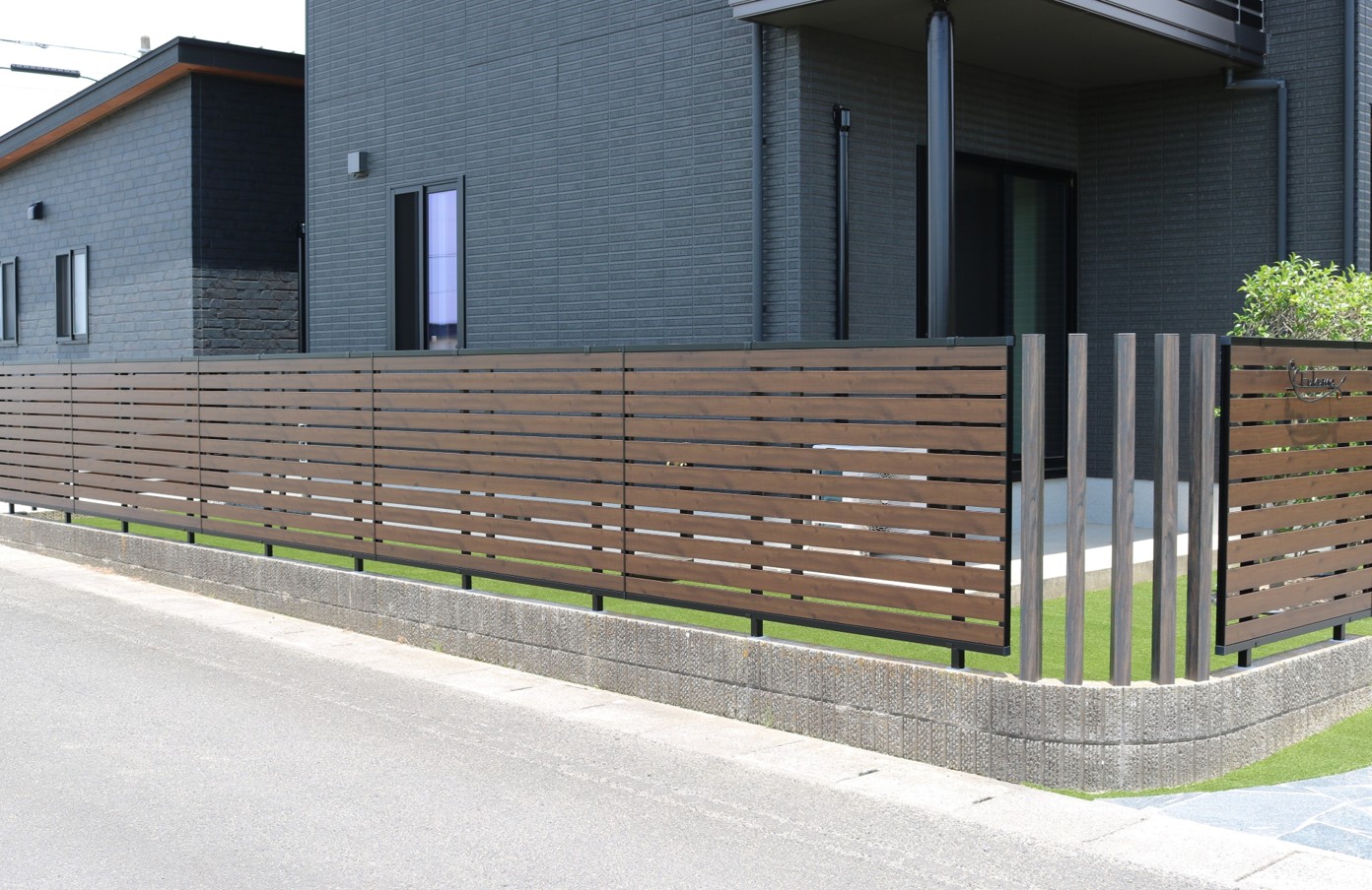米子市で施工した木調フェンスの外構リフォーム