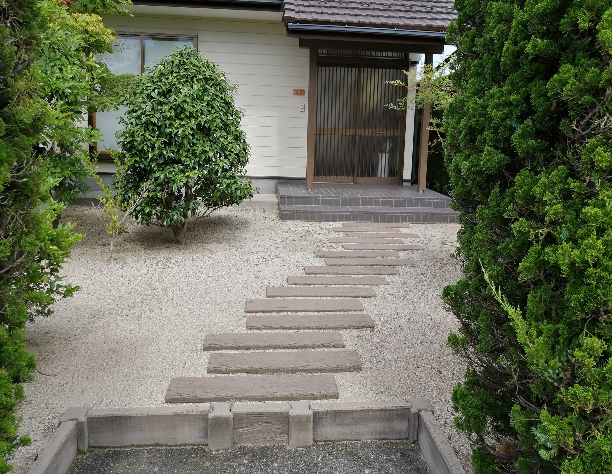 米子市 外構リフォーム 段差があり通行しにくいアプローチ