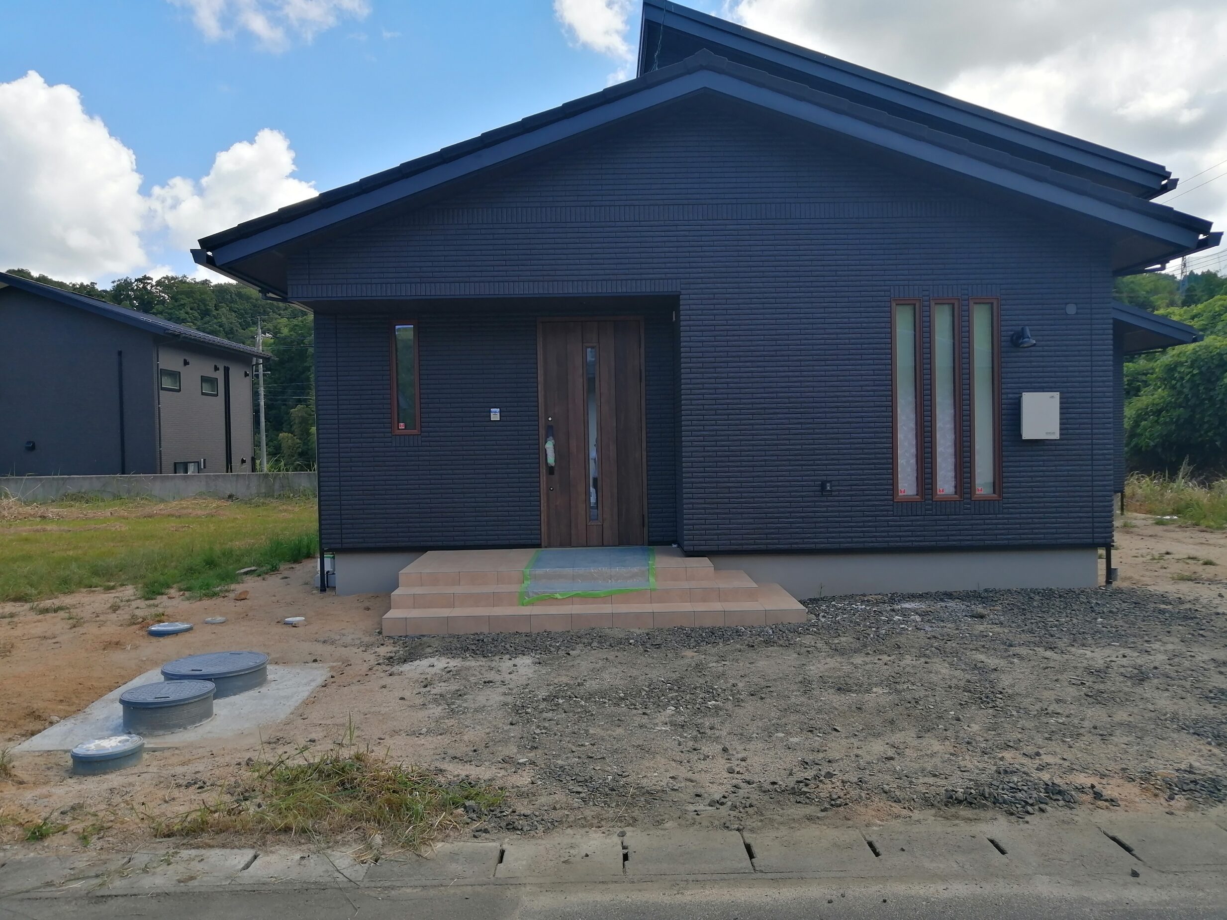 米子市 外構リフォーム 施工前の駐車場と玄関周りの様子