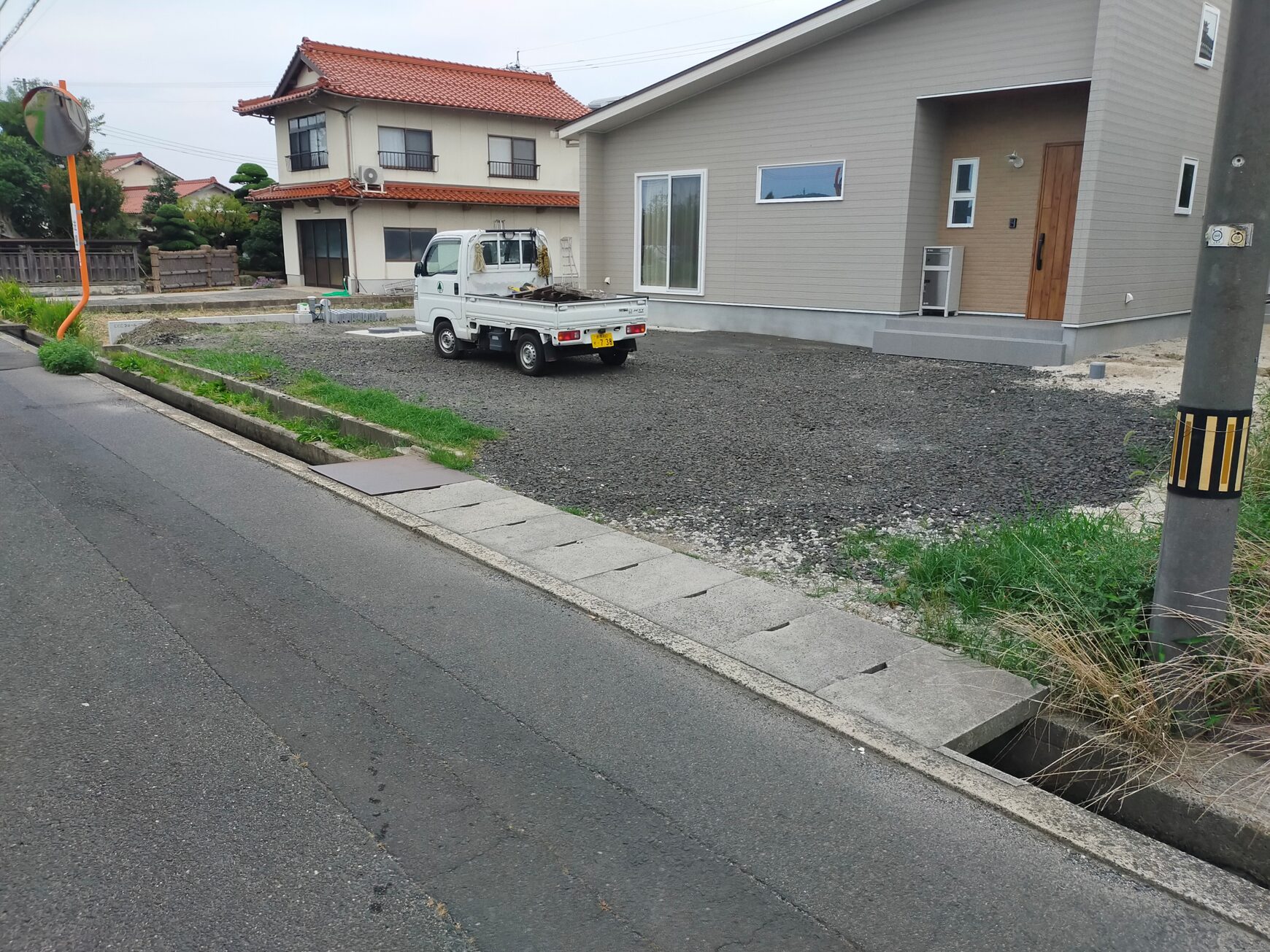 米子市 外構リフォーム 施工前の駐車場と庭の写真