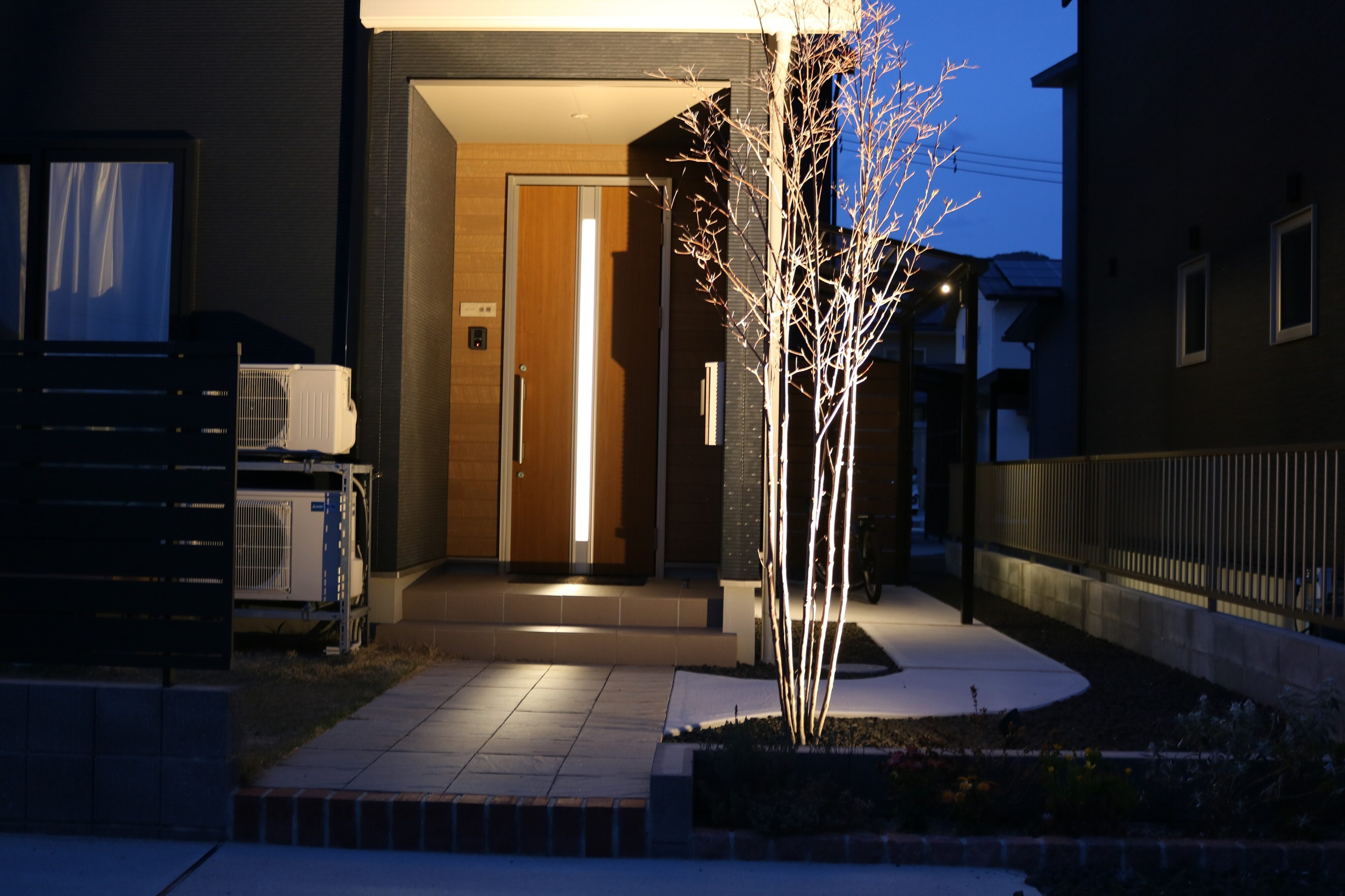 米子市 外構工事 夜間のライトアップされた門まわりとアプローチ