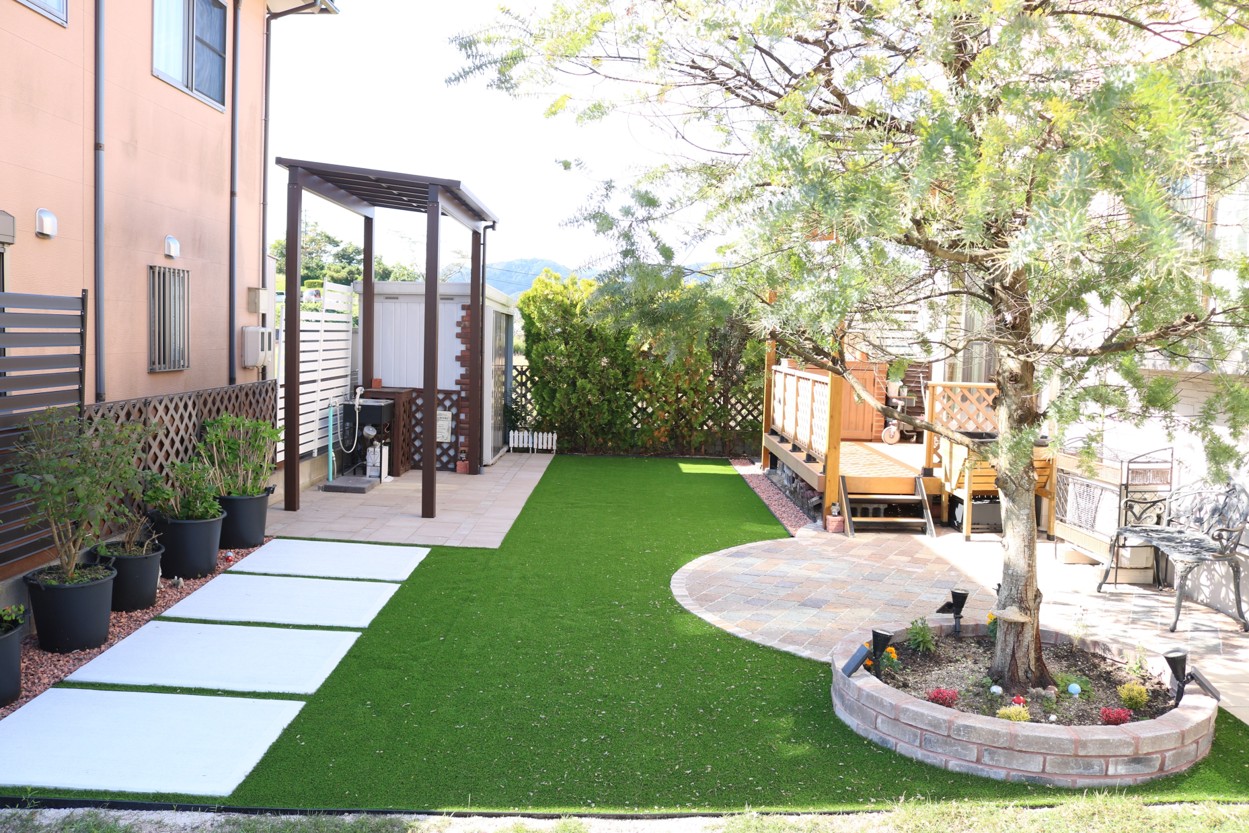 米子市の住宅で子どもが安心して遊べる人工芝の庭施工例
