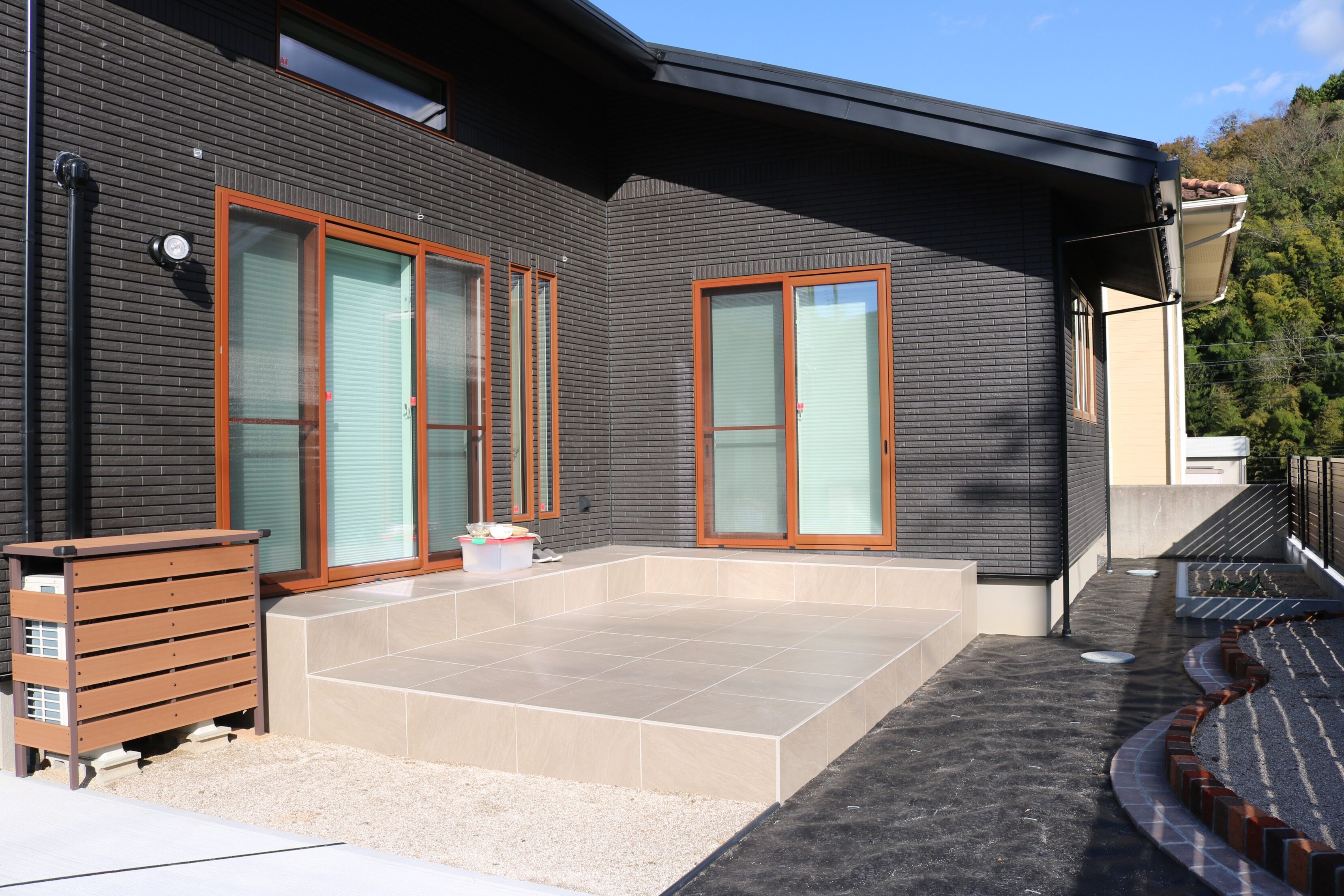 米子市 外構リフォーム 完成後の駐車場と外構全体の写真