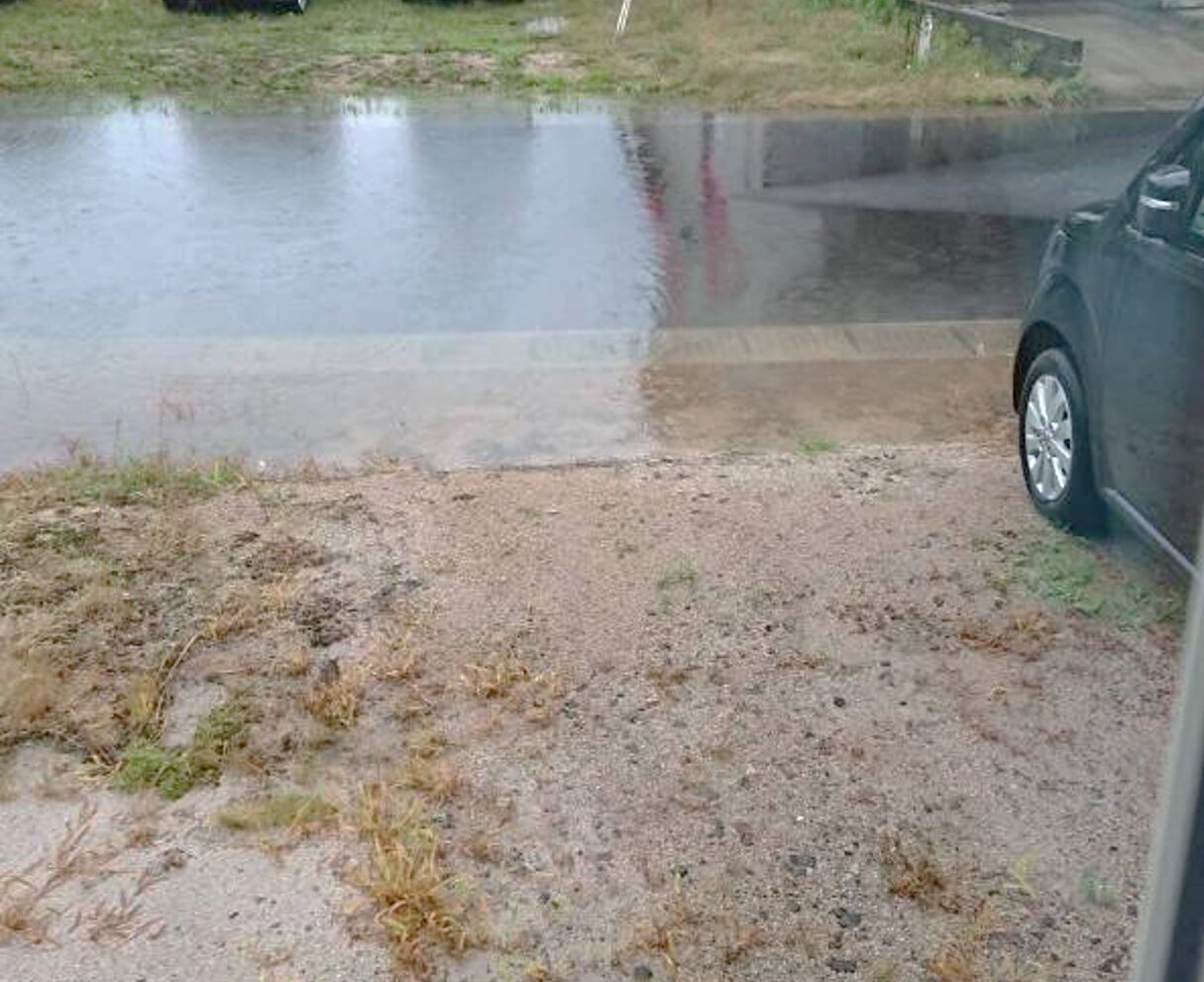 米子市 外構リフォーム 施工前の庭と駐車場の写真