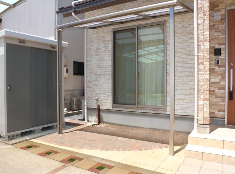 米子市 外構工事 物置とおしゃれな舗装材を組み合わせた庭