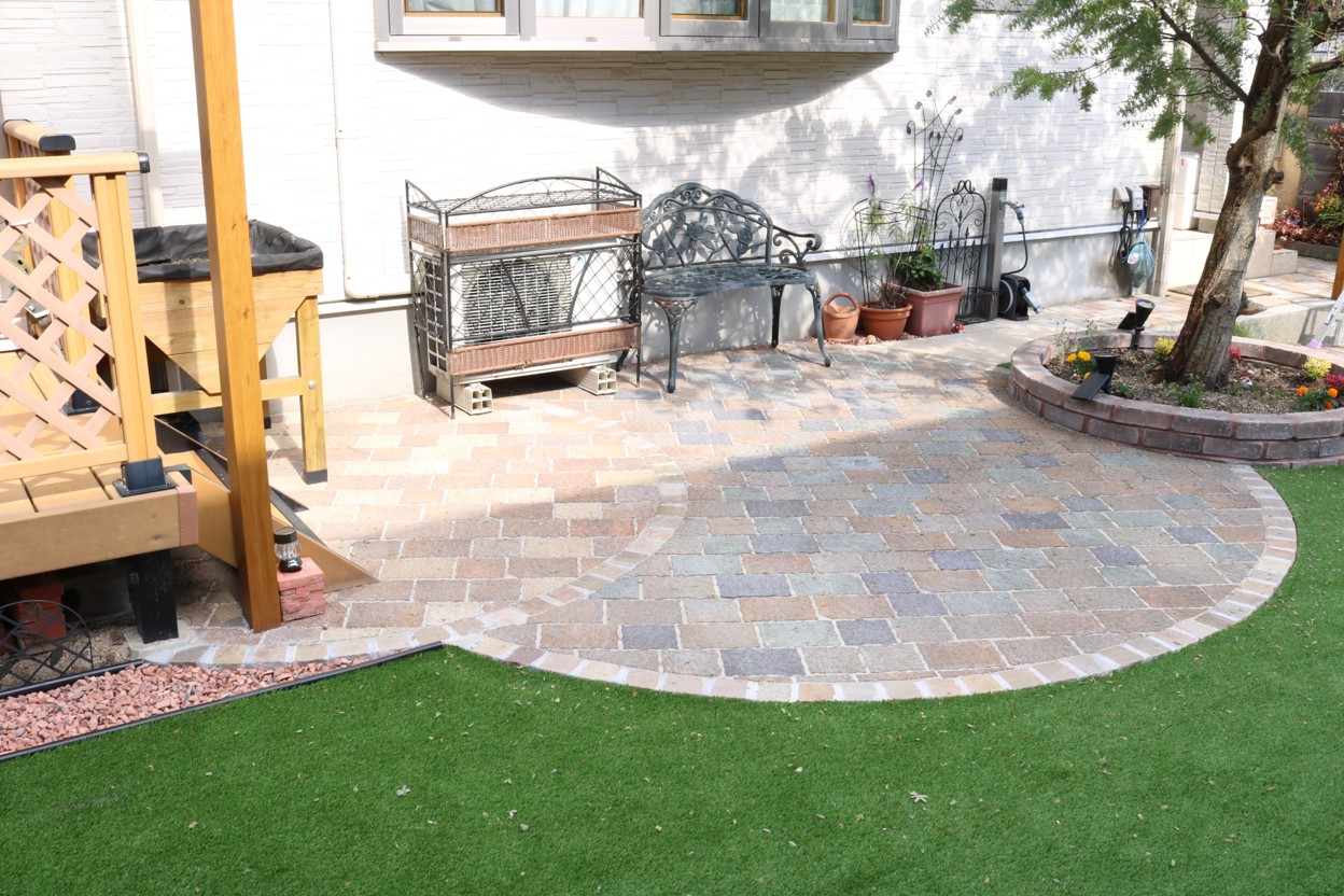 米子市の住宅で子どもが安心して遊べる人工芝の庭施工例