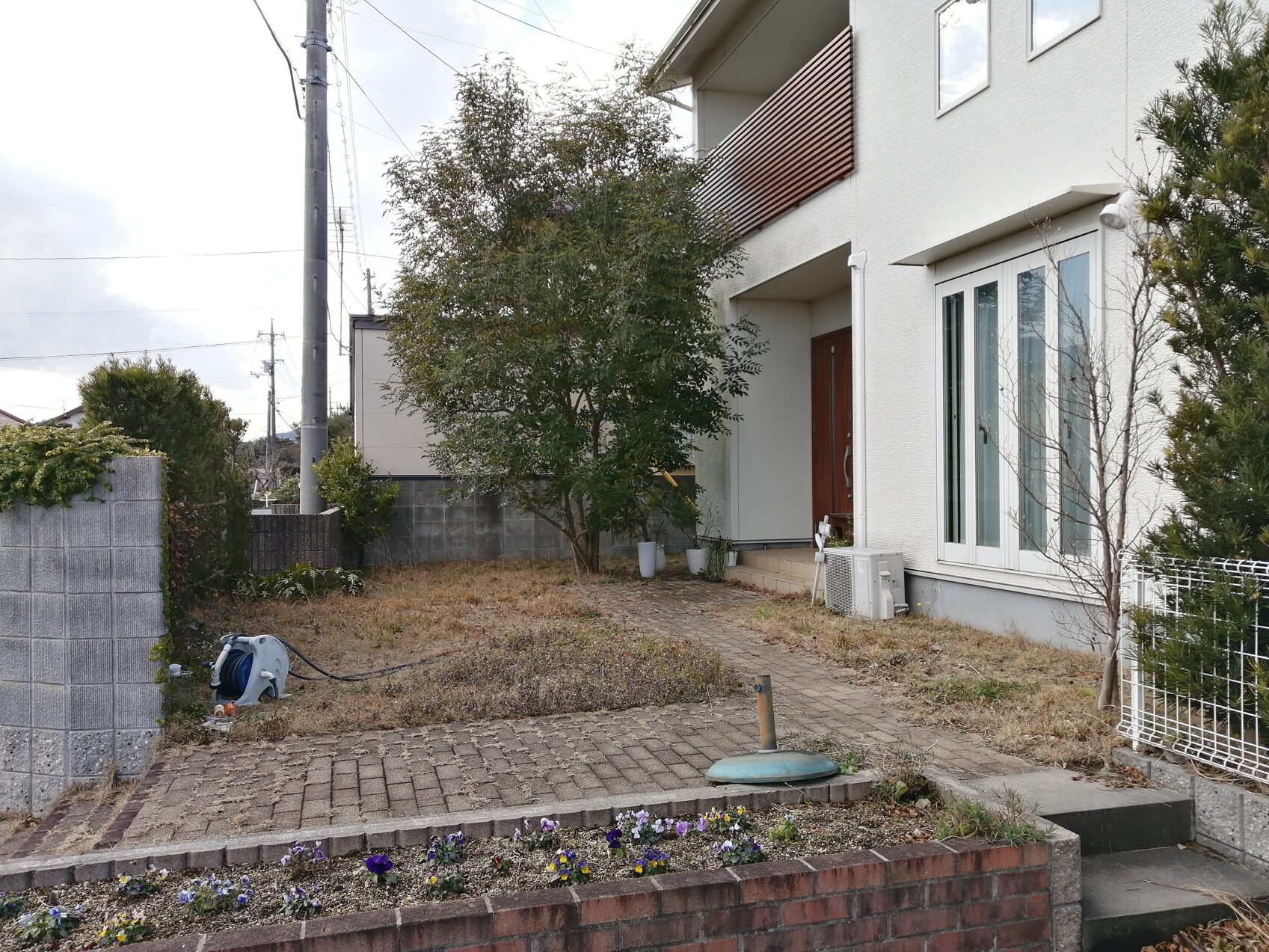 米子市 外構リフォーム 雑草が茂った庭の施工前の様子