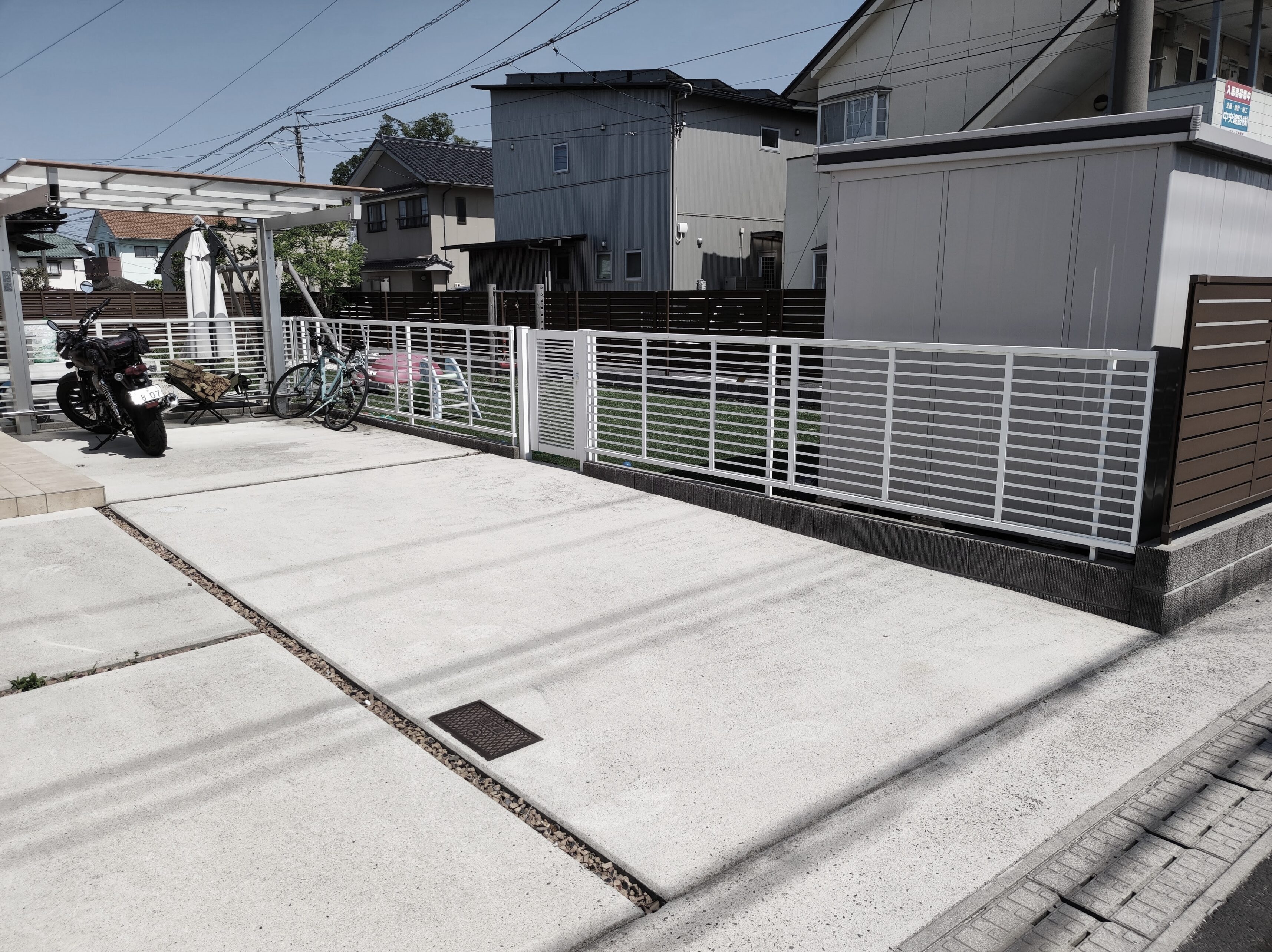 米子市 外構リフォーム 施工後の駐車スペースとフェンス