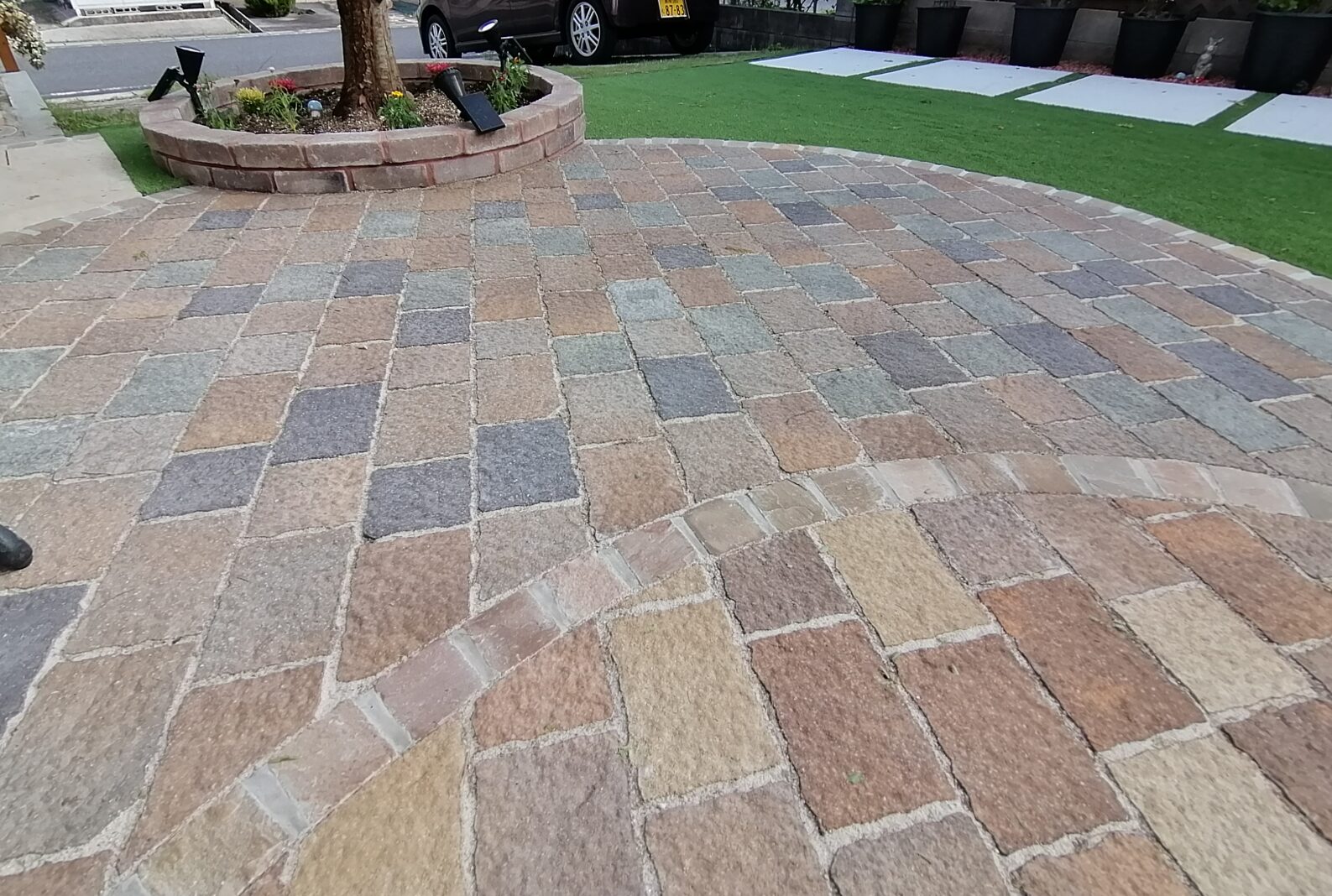 米子市の住宅で子どもが安心して遊べる人工芝の庭施工例