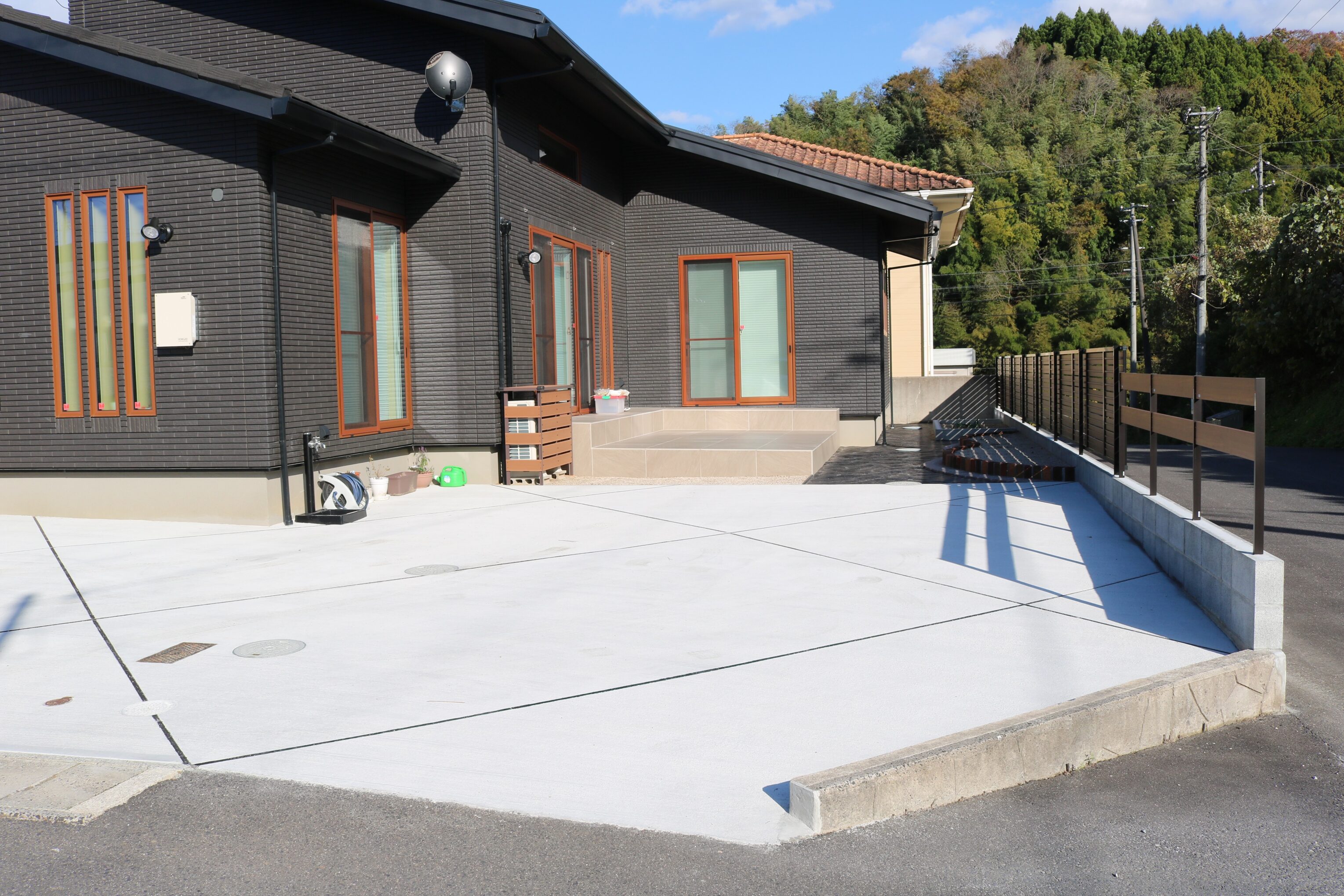 米子市 外構リフォーム 完成後の駐車場と外構全体の写真