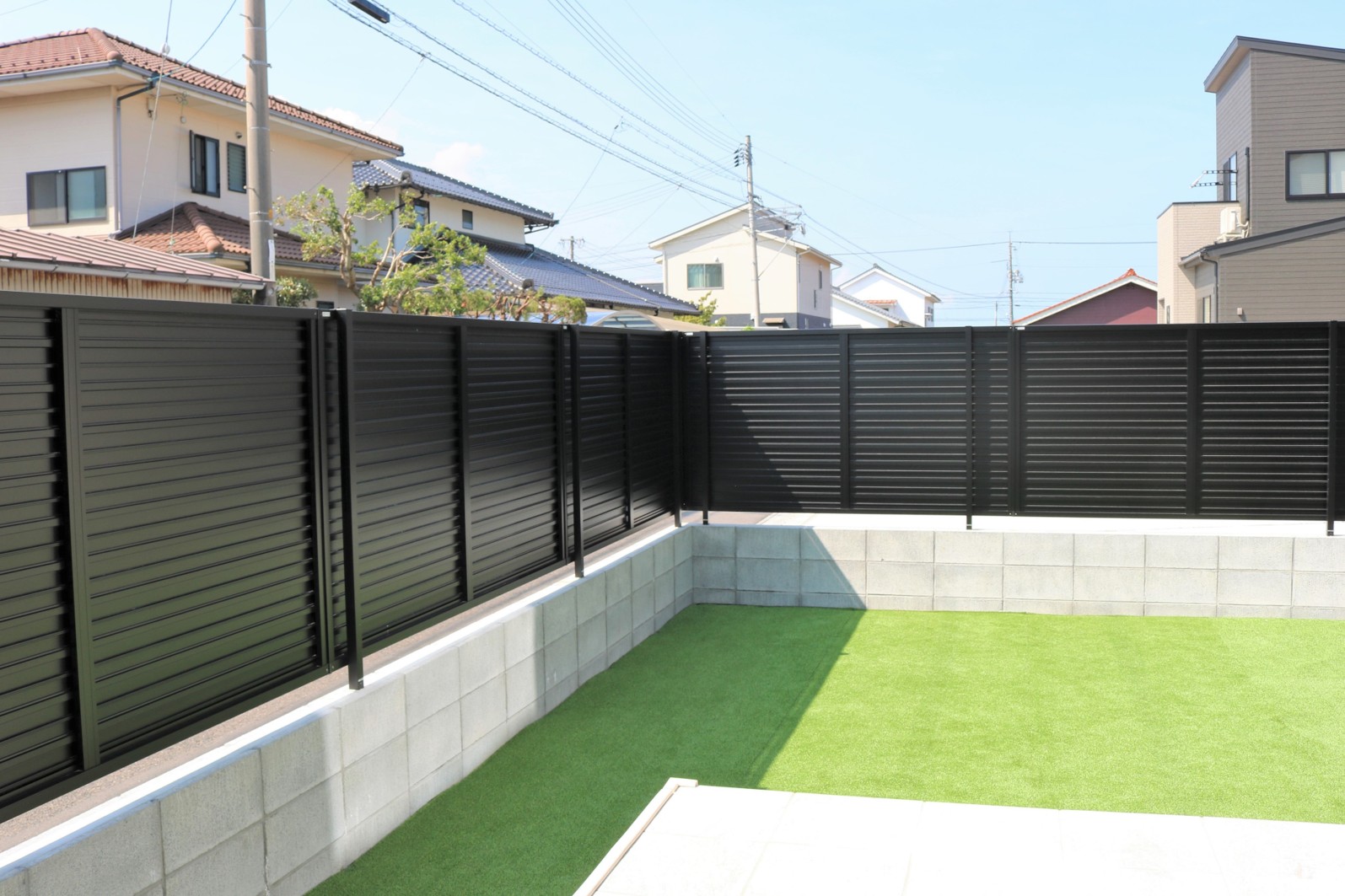 米子市で施工した完全目隠しフェンスと人工芝の庭