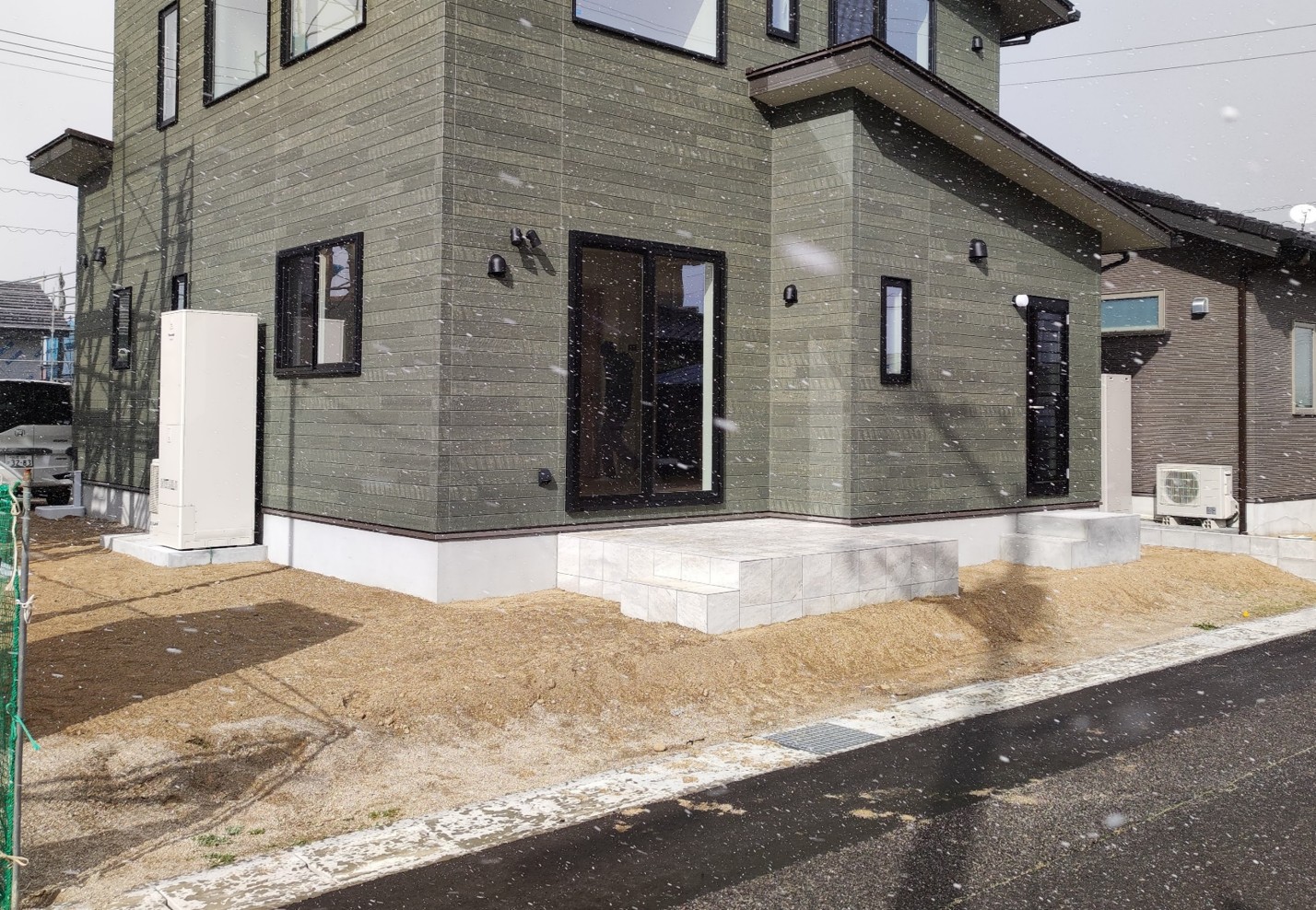 米子市で施工した完全目隠しフェンスと人工芝の庭