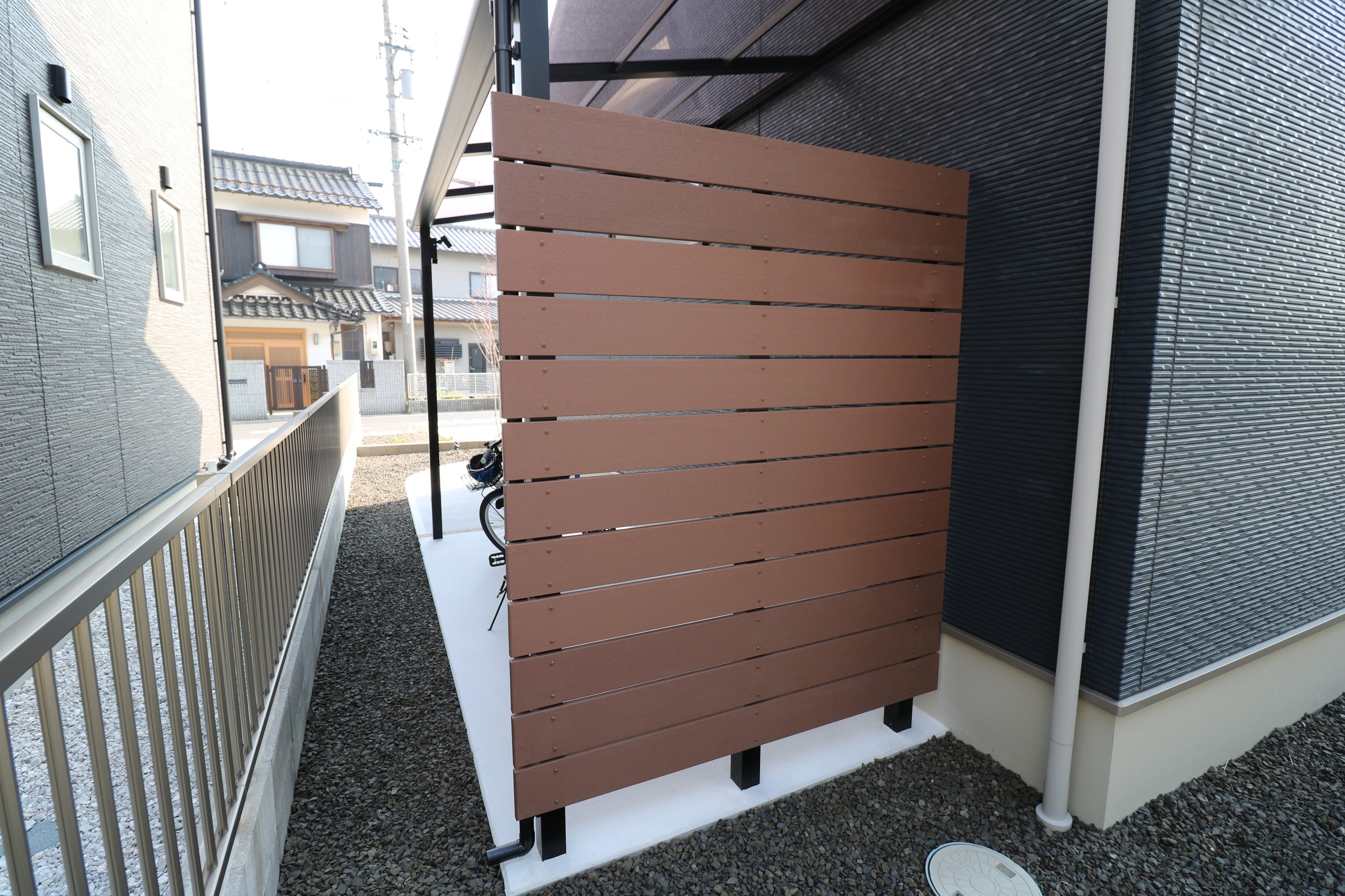 米子市 外構リフォーム 木目調フェンスで囲った自転車置き場