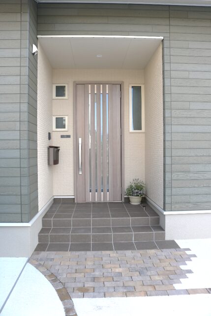 米子市 玄関アプローチ 外構リフォーム 門柱とタイルの施工写真