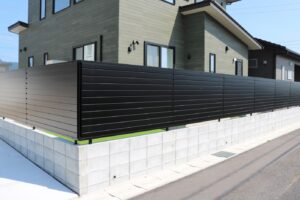 米子市で施工した完全目隠しフェンスと人工芝の庭